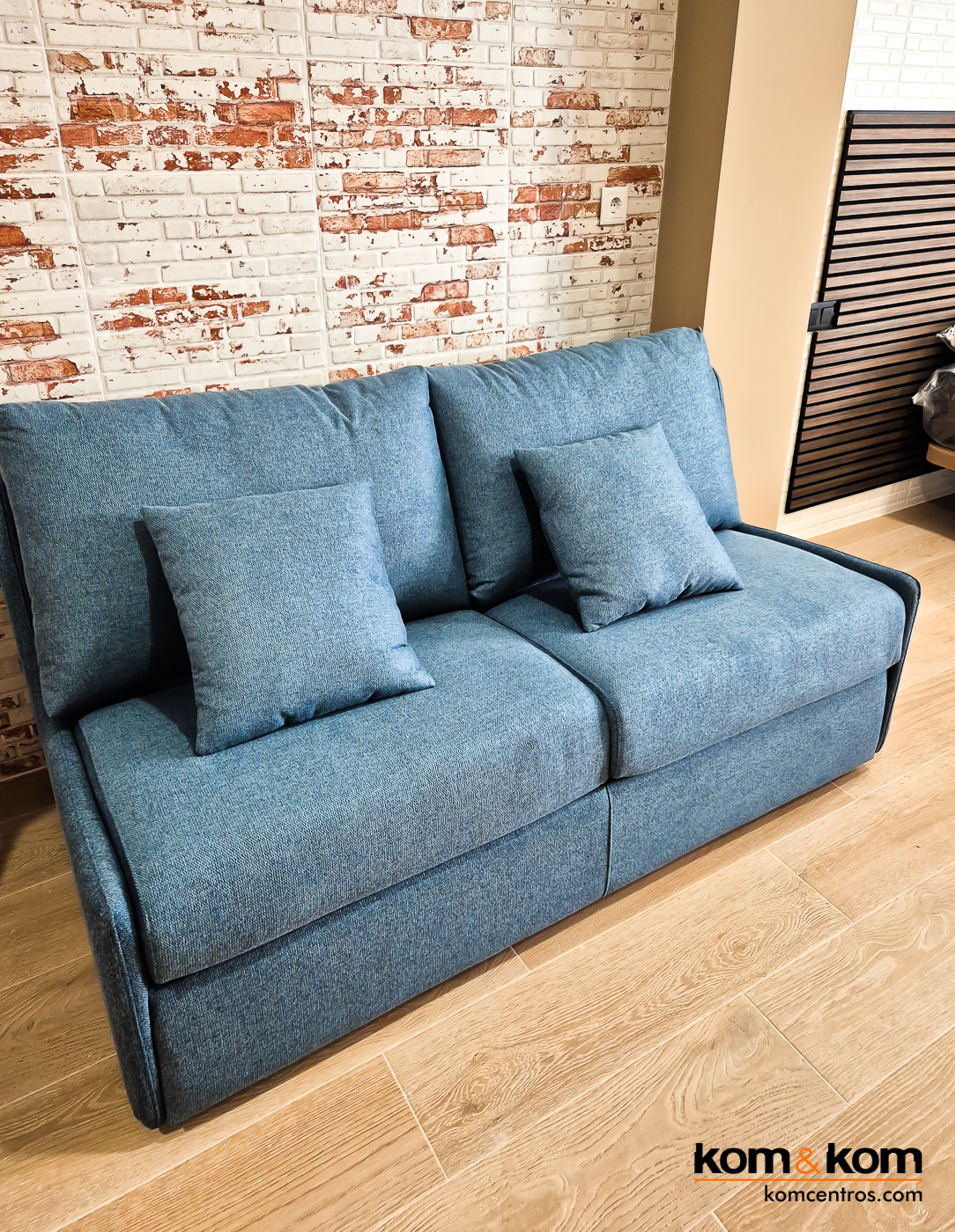 Sof&aacute; cama azul en apartamento tur&iacute;stico